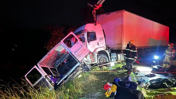 Batida entre carreta e micro-ônibus deixa nove pessoas mortas e 10 feridas