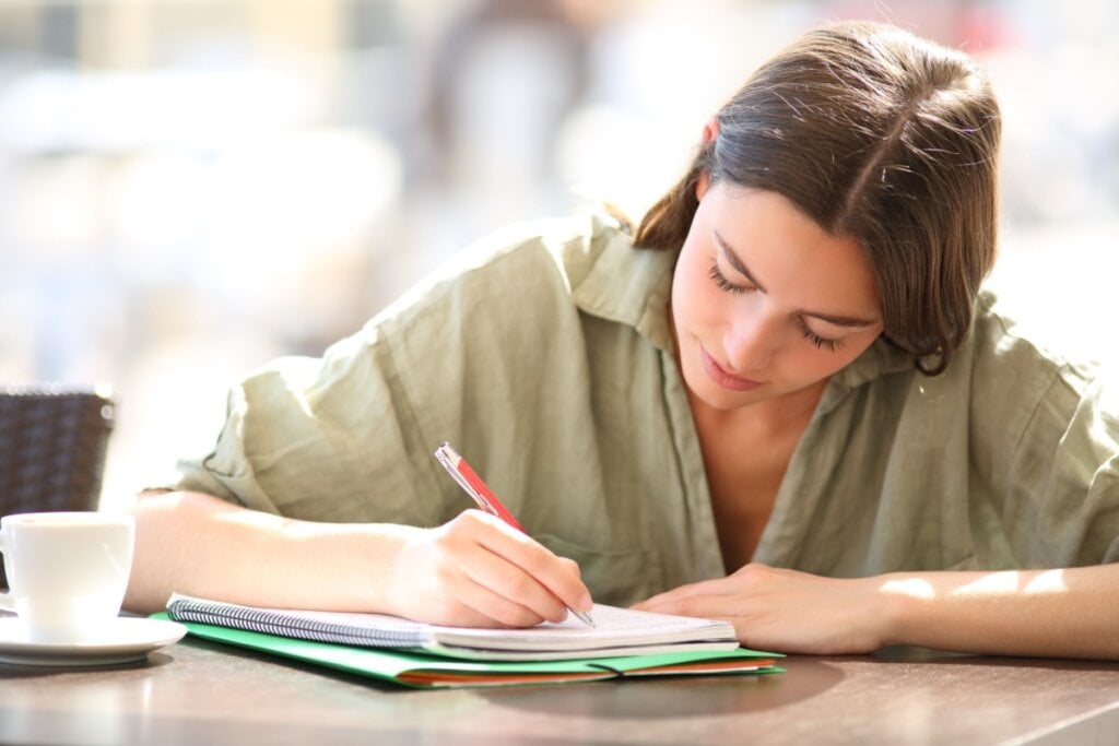  É fundamental ter contato com diferentes gêneros textuais (Imagem: Antonio Guillem | Shutterstock)