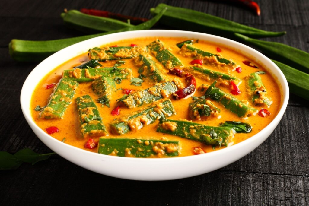 Curry de quiabo (Imagem: SAM THOMAS A | Shutterstock)