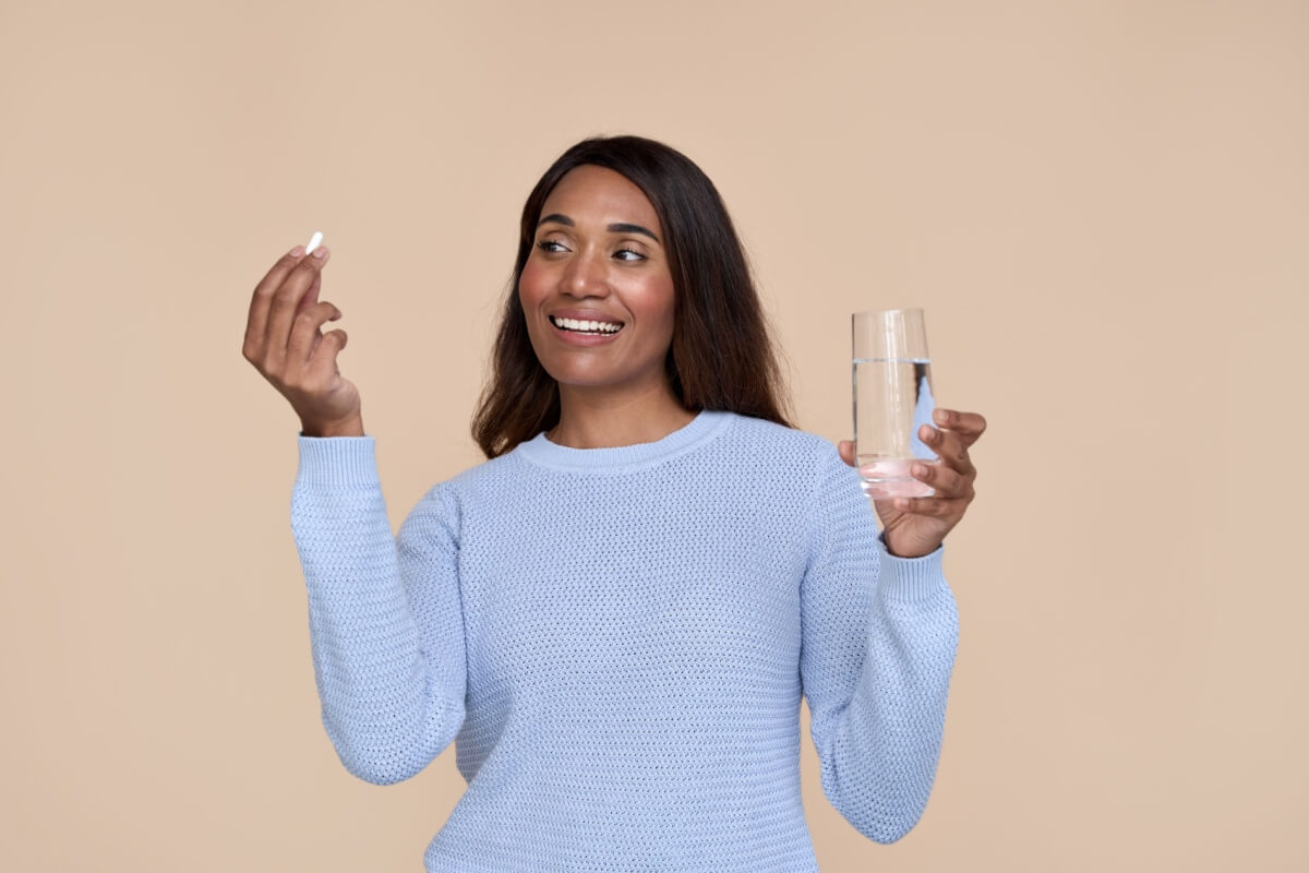 O uso de multivitamínicos deve ser indicado apenas quando há deficiência comprovada (Imagem: insta_photos | Shutterstock)