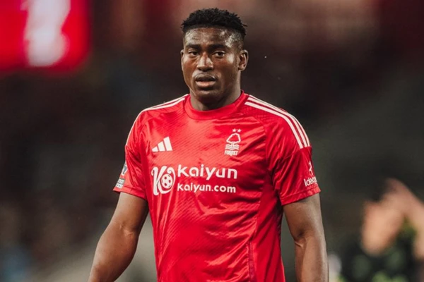 O atacante Taiwo Awoniyi está em coma induzido