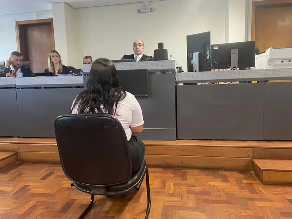 'Sem chão', diz a mãe de quatro crianças assassinadas pelo próprio pai, durante o júri