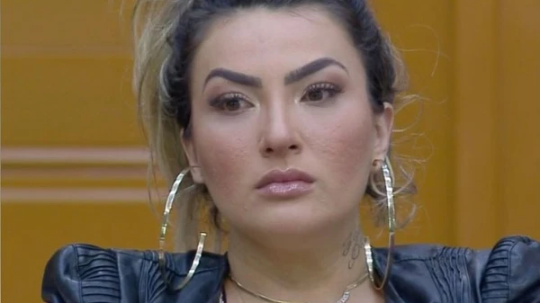 Thayse tenta recuperar sua conta