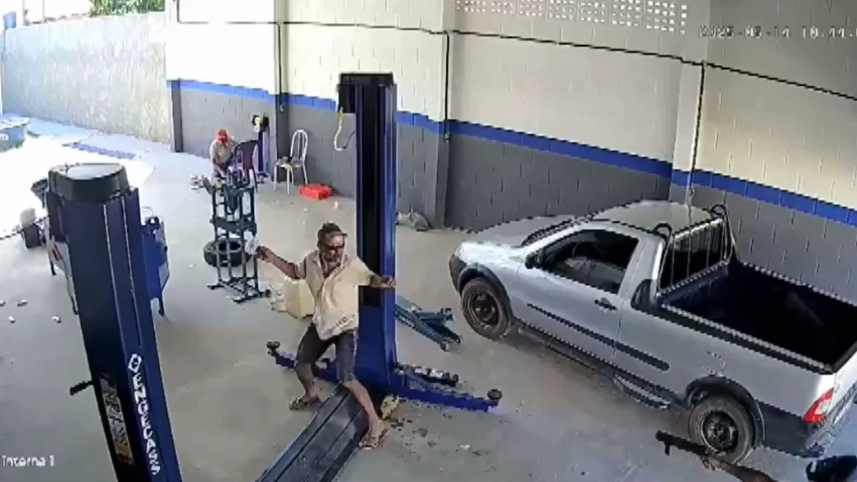 Imagem - Homem morre após ser baleado com tiro de espingarda ao tentar roubar oficina na Bahia