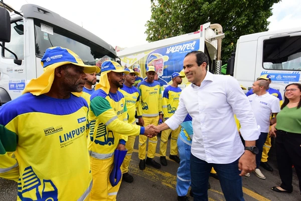 Bruno Reis em encontro com agentes de limpeza da capital