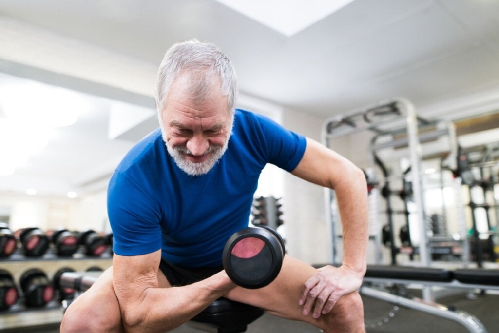 A perda de força muscular é um sinal comum da hérnia de disco (Imagem: Ground Picture | Shutterstock)