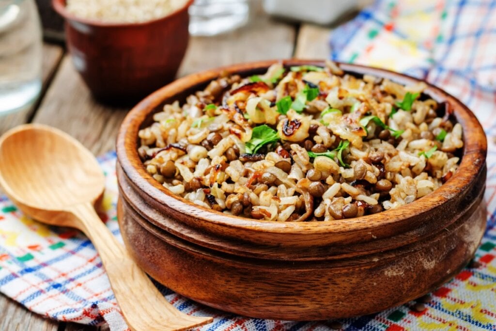 O ferro da lentilha, assim como o de outros alimentos vegetais, tem uma capacidade de absorção menor. por Imagem: Nataliya Arzamasova | Shutterstock