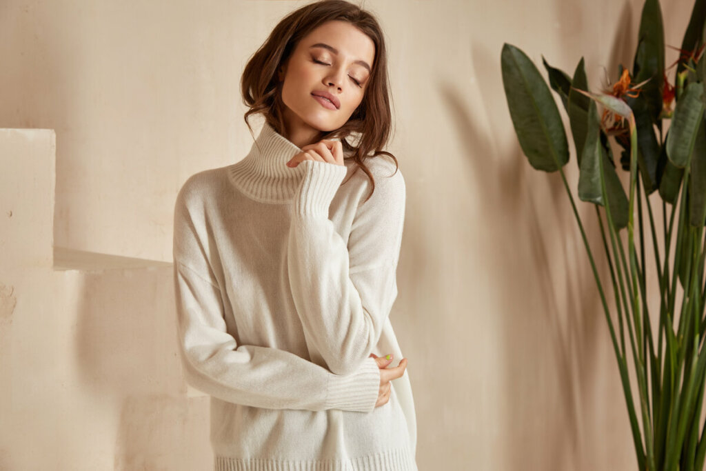 As blusas de tricô são confortáveis e combinam com diferentes peças (Imagem: indira&#8217;s work | Shutterstock)