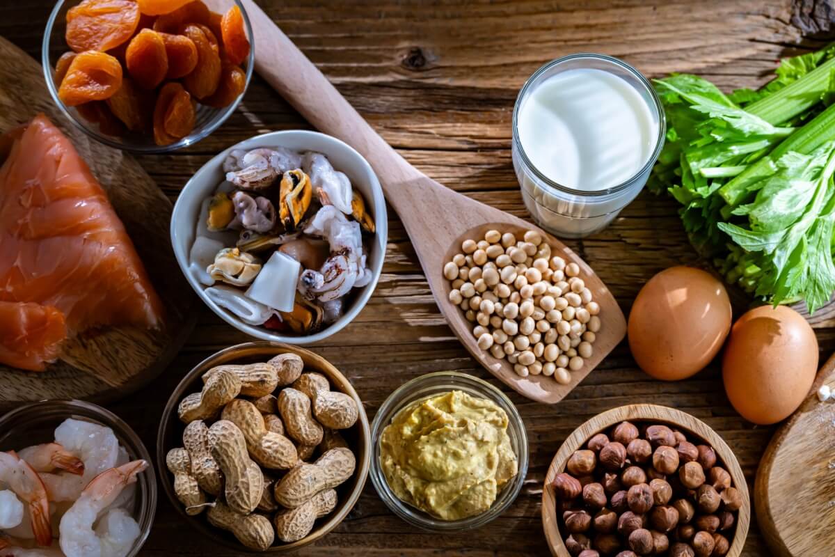 É importante se atentar aos alimentos que costumam causar alergia (Imagem: monticello | Shutterstock)