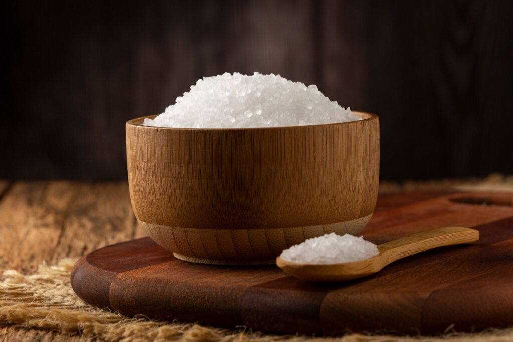 O consumo excessivo de sal pode aumentar a pressão arterial (Imagem: WS-Studio | Shutterstock) 