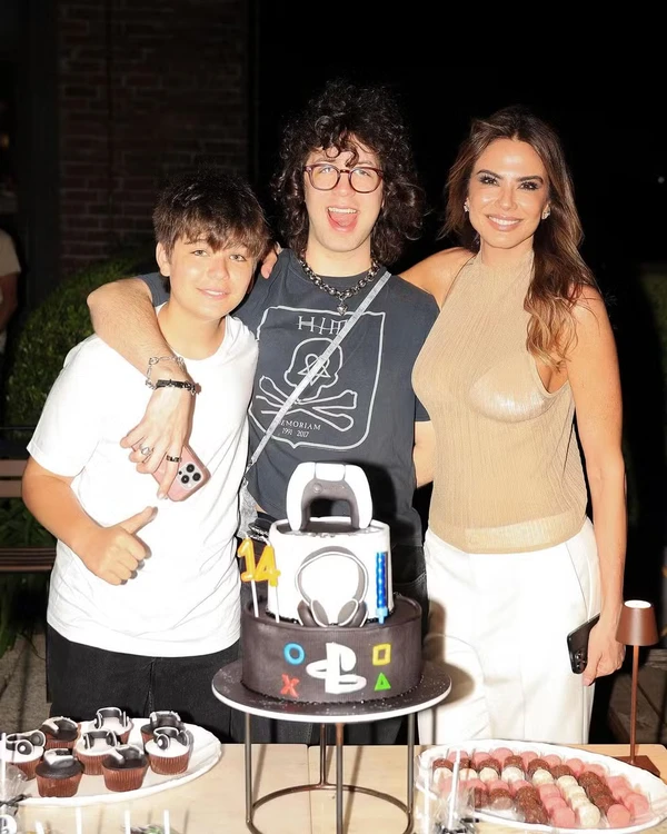 Luciana Gimenez com os dois filhos, Lorenzo e Lucas
