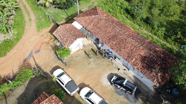 Policiais  identificaram o uso irregular de uma área destinada à agricultura familiar para a fabricação clandestina de espadas juninas