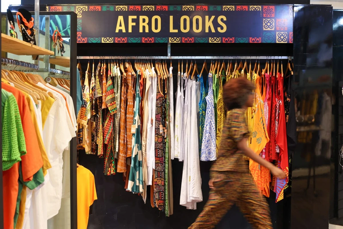 As peças de moda estão entre as mais presentes na loja