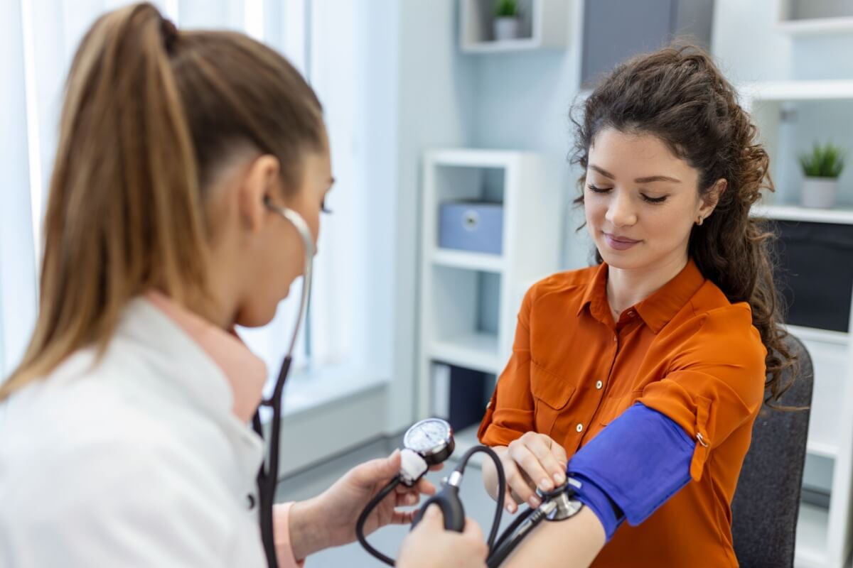 A pressão alta é uma doença silenciosa e pode atingir pessoas de todas as idades (Imagem: Photoroyalty | Shutterstock)