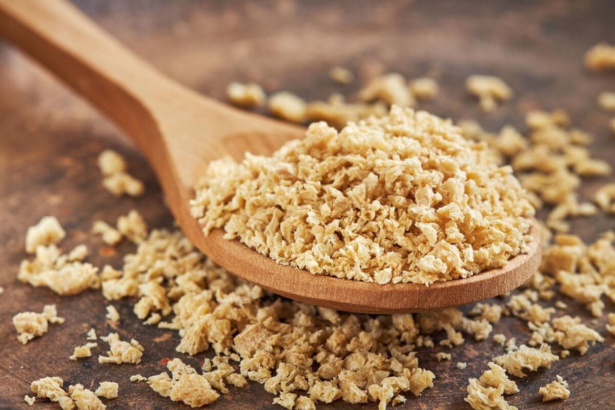 A proteína texturizada de soja é uma opção poderosa, acessível e cheia de benefícios (Imagem: Nedim Bajramovic | Shutterstock) 