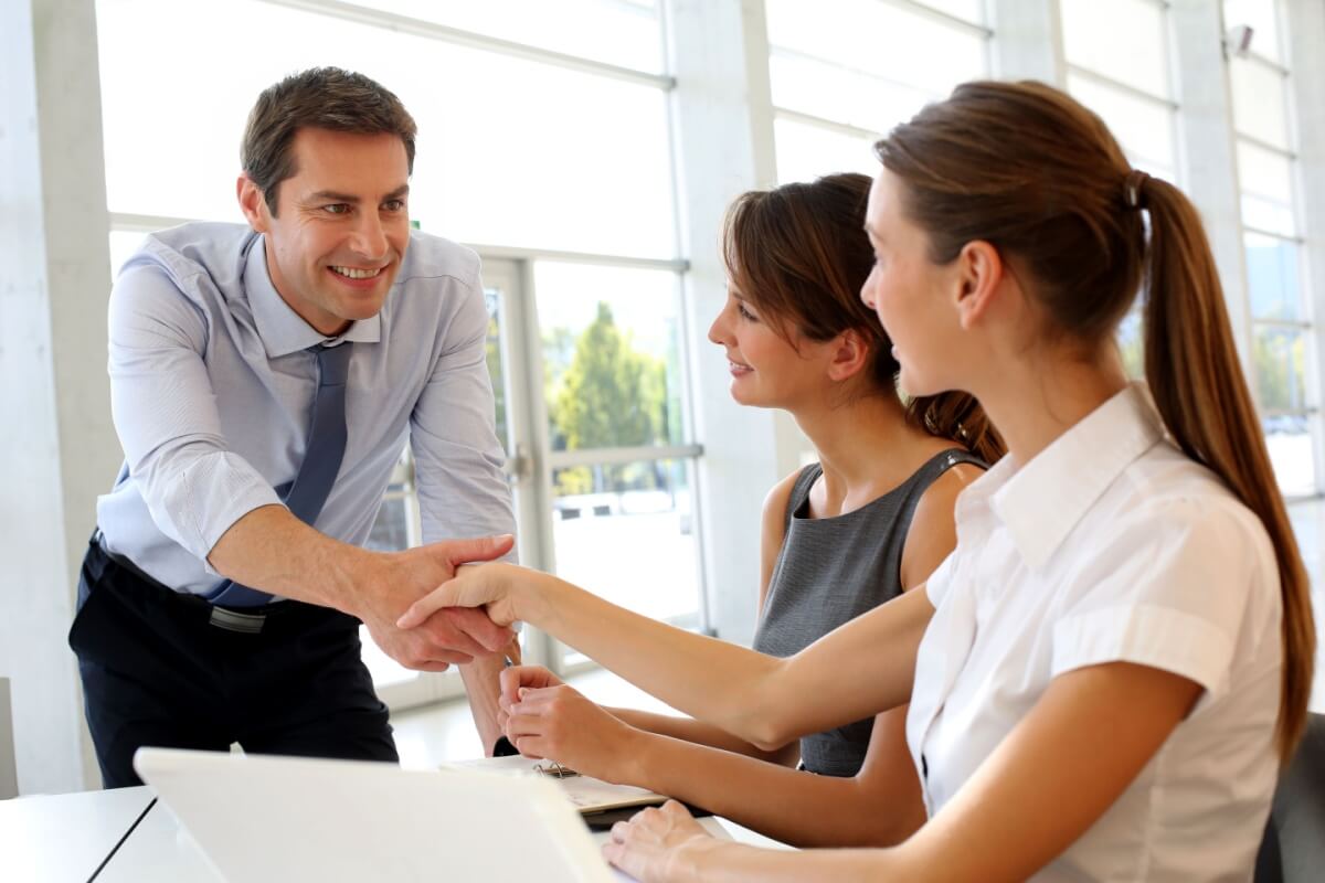 Estratégias são essenciais para conquistar e fidelizar clientes, visando ao crescimento das vendas do negócio (Imagem: ESB Professional | Shutterstock)