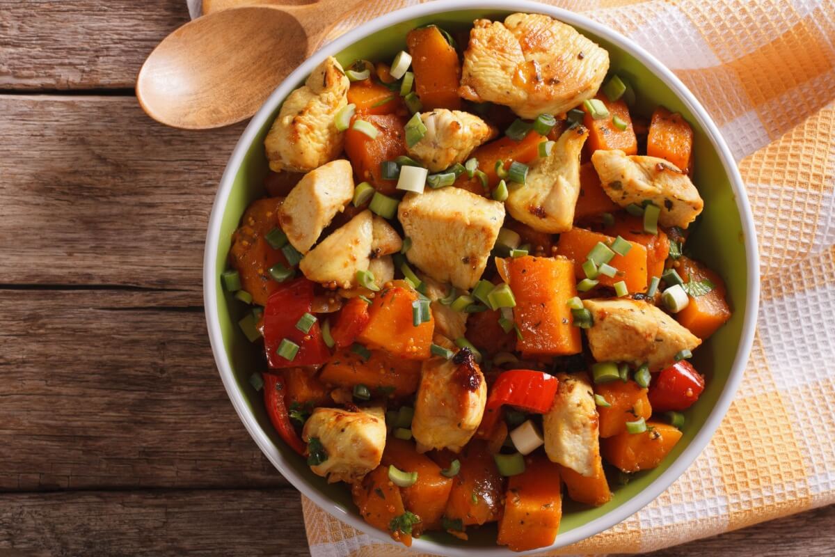 Frango com abóbora (Imagem: Sergii Koval | Shutterstock) 
