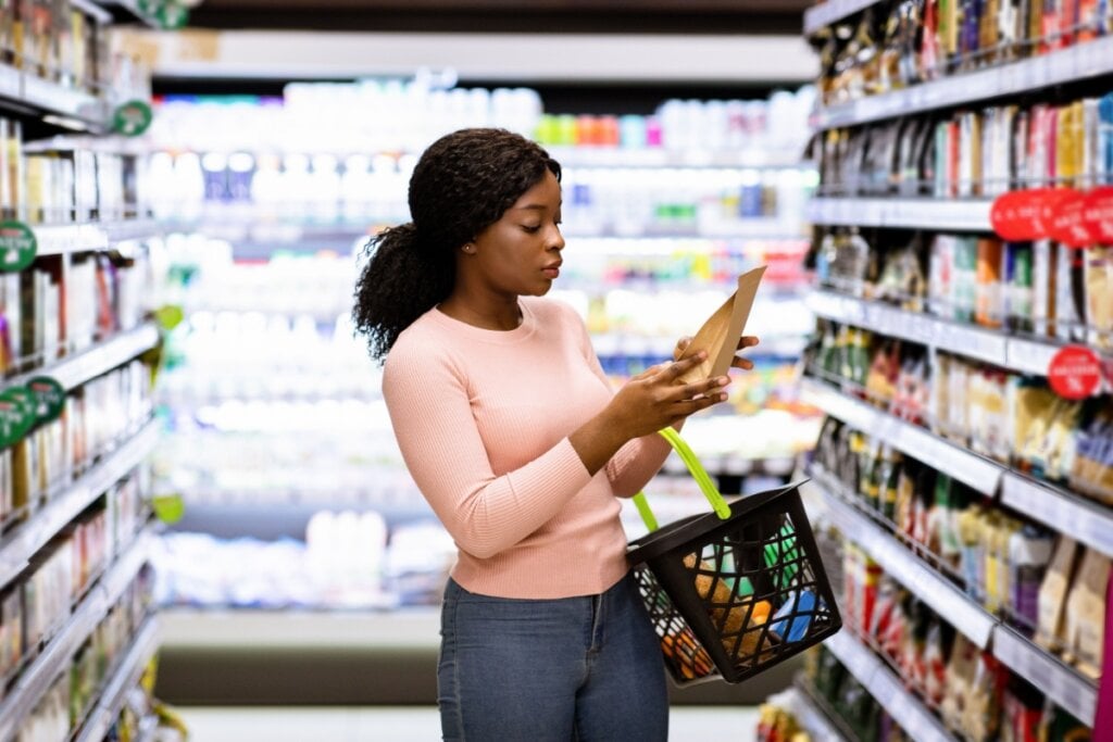 Pessoas com doença celíaca precisam se atentar aos rótulos dos alimentos (Imagem: Prostock-studio | Shutterstock)
