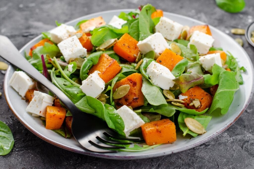 Salada de abóbora com rúcula e queijo feta (Imagem: Julie208 | Shutterstock)
