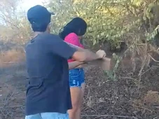Imagem - Após ser trocado, adolescente do tráfico espanca ex-namorada com pedaço de pau