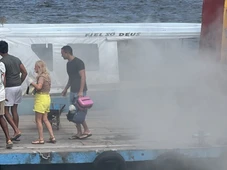 Imagem - Lancha com 22 passageiros a bordo pega fogo na Bahia