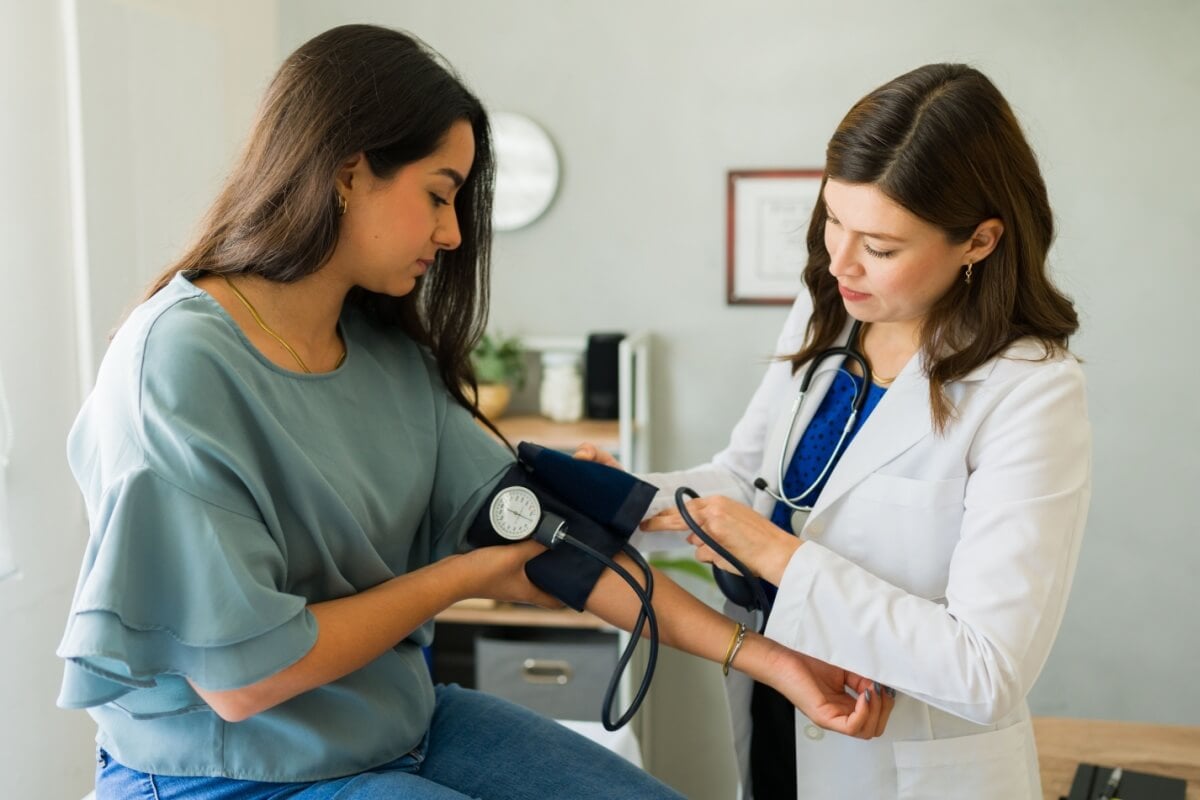A hipertensão tem sido diagnosticada cada vez mais cedo, principalmente em pessoas com menos de 40 anos (Imagem: antoniodiaz | Shutterstock)