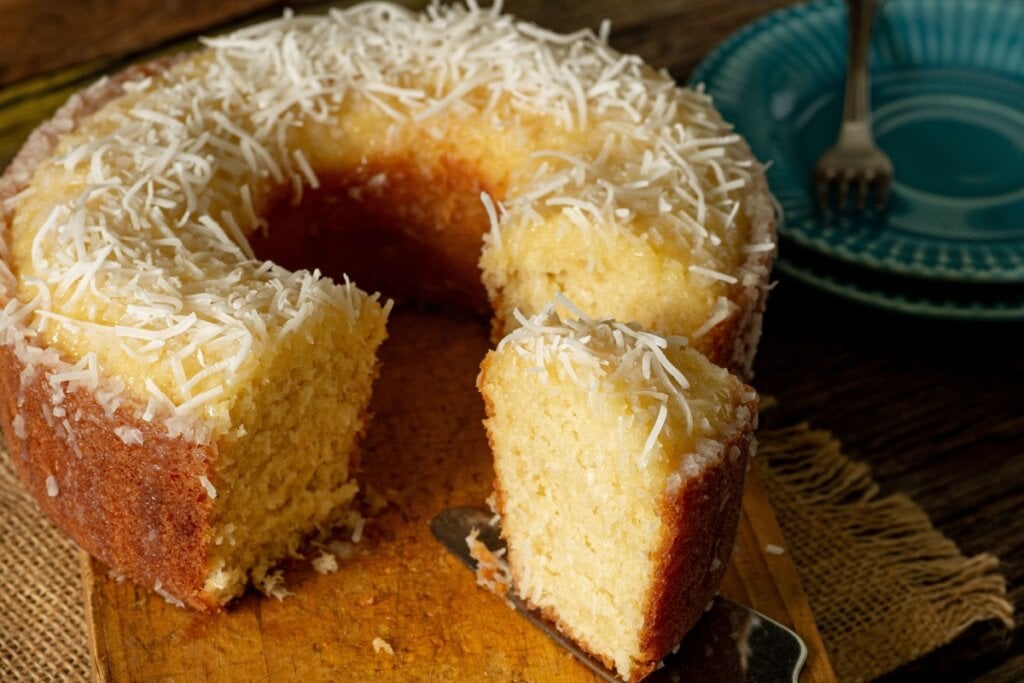 Bolo de coco (Imagem: Estudio Originar | Shutterstock)