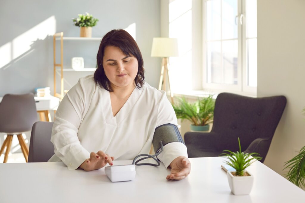 Pessoas que apresentam fatores de risco, como sobrepeso, devem monitorar regularmente a pressão arterial (Imagem: Studio Romantic | Shutterstock)