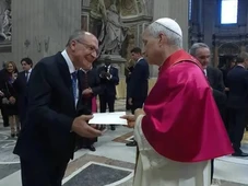 Imagem - Alckmin entrega ao Papa convite para visitar o Brasil durante a COP30