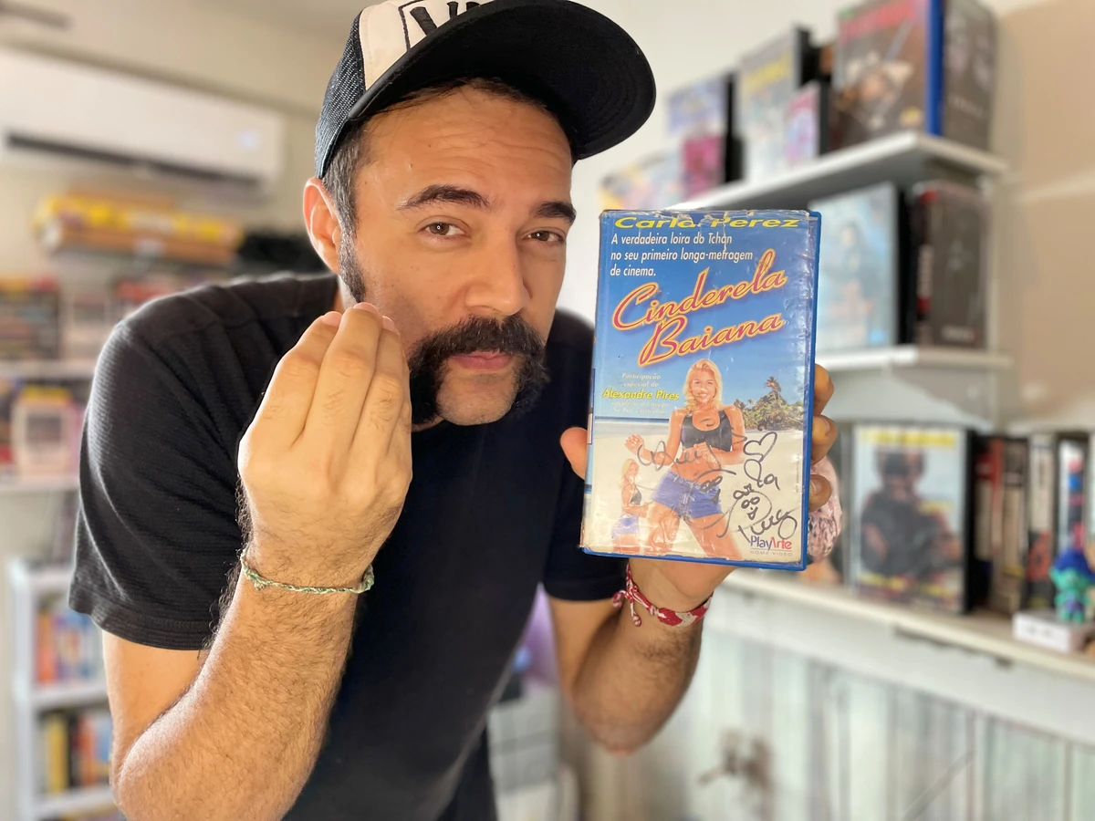 A fita de Cinderela Bahiana: para ter o autógrafo da musa Carla Perez, Gigito foi atrás do trio onde ela cantava