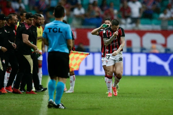 Renato Kayzer marcou o único gol do Vitória na partida