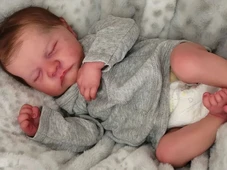Imagem - Mulher leva bebê reborn para posto de vacinação, e atendimento é recusado