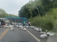 Imagem - Duas pessoas morrem em acidente com caminhão de gás na Bahia