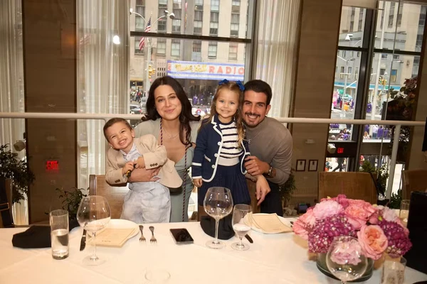 Cláudia Raia e Edson Celulari celebraram a filha juntos por  Reprodução