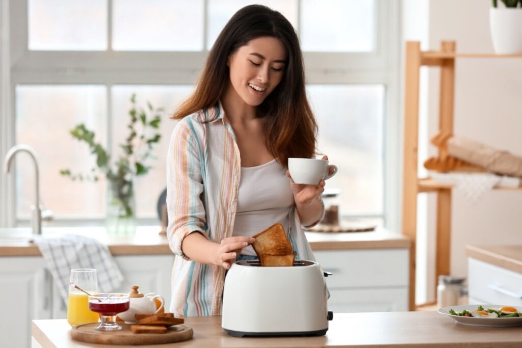 Não é recomendado tomar café com o estômago vazio (Imagem: Pixel-Shot | Shutterstock)