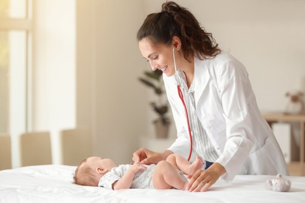 O acompanhamento médico é essencial para evitar complicações decorrentes da bronquiolite (Imagem: Pixel-Shot | Shutterstock)