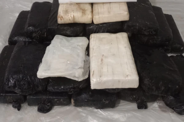 Foram encontrados 25 tabletes de cocaína