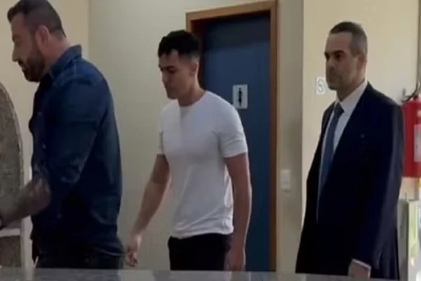 O influenciador Vitor Vieira Belarmino se apresentou na 42ª Delegacia de Polícia do Rio de Janeiro