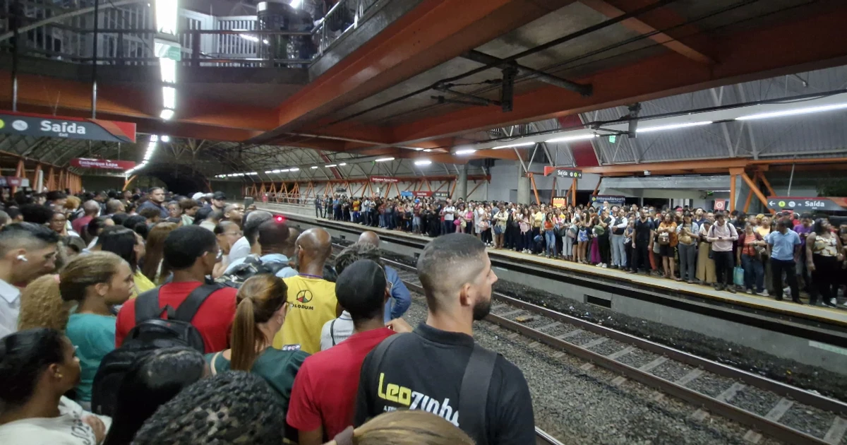 Imagem - Estação fica lotada após trem do metrô parar de funcionar em Salvador