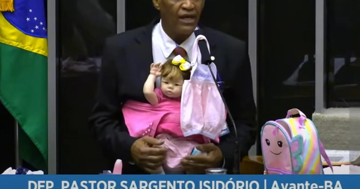 Imagem - Deputado baiano leva bebê reborn para Câmara e faz alerta: 'Não vamos trocar o natural por silicone'