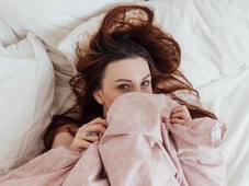 Imagem - Dormir com o cabelo molhado: hábito aparentemente inofensivo pode comprometer sua saúde