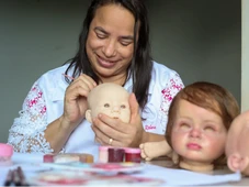 Imagem - Custam até R$ 12 mil e podem medir 1,20 m: o que faz o bebê reborn ser tão realista