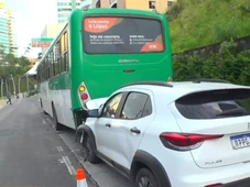 Imagem - Motorista recém-habilitado perde controle do carro e bate em ônibus na Barra