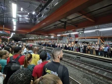 Imagem - Estação fica lotada após trem do metrô parar de funcionar em Salvador