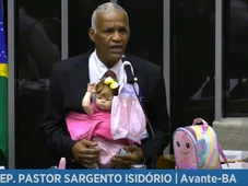 Imagem - Deputado baiano leva bebê reborn para Câmara e faz alerta: 'Não vamos trocar o natural por silicone'