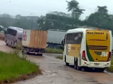 Imagem - Empresas suspendem viagens em estrada da Bahia após ônibus atolarem