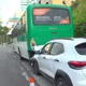 Imagem - Motorista recém-habilitado perde controle do carro e bate em ônibus na Barra