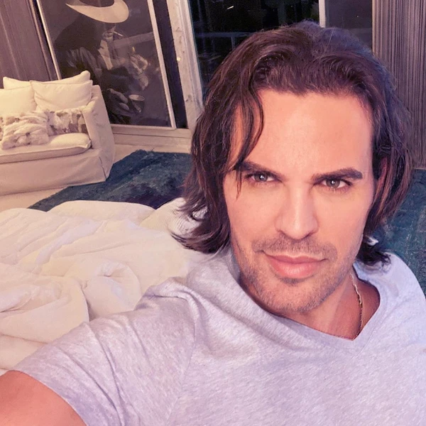 Antes e depois de Eduardo Costa por Reprodução