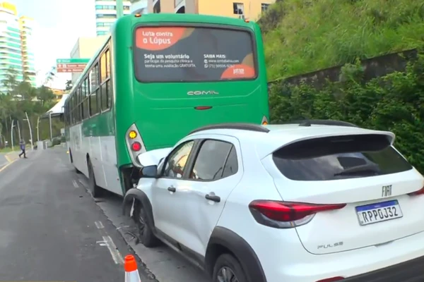 Carro bate em ônibus na Barra