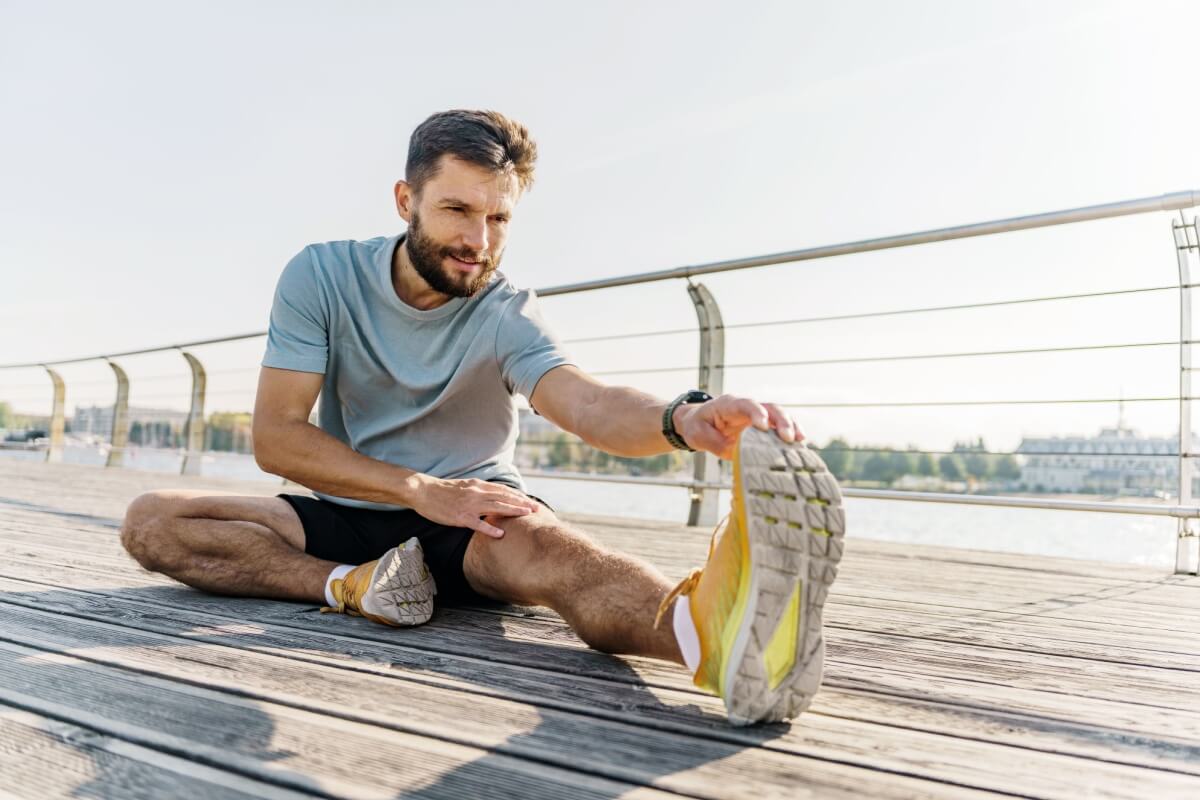 A flexibilidade corporal é essencial para a realização de atividades diárias e exercícios físicos (Imagem: muse studio | Shutterstock) 